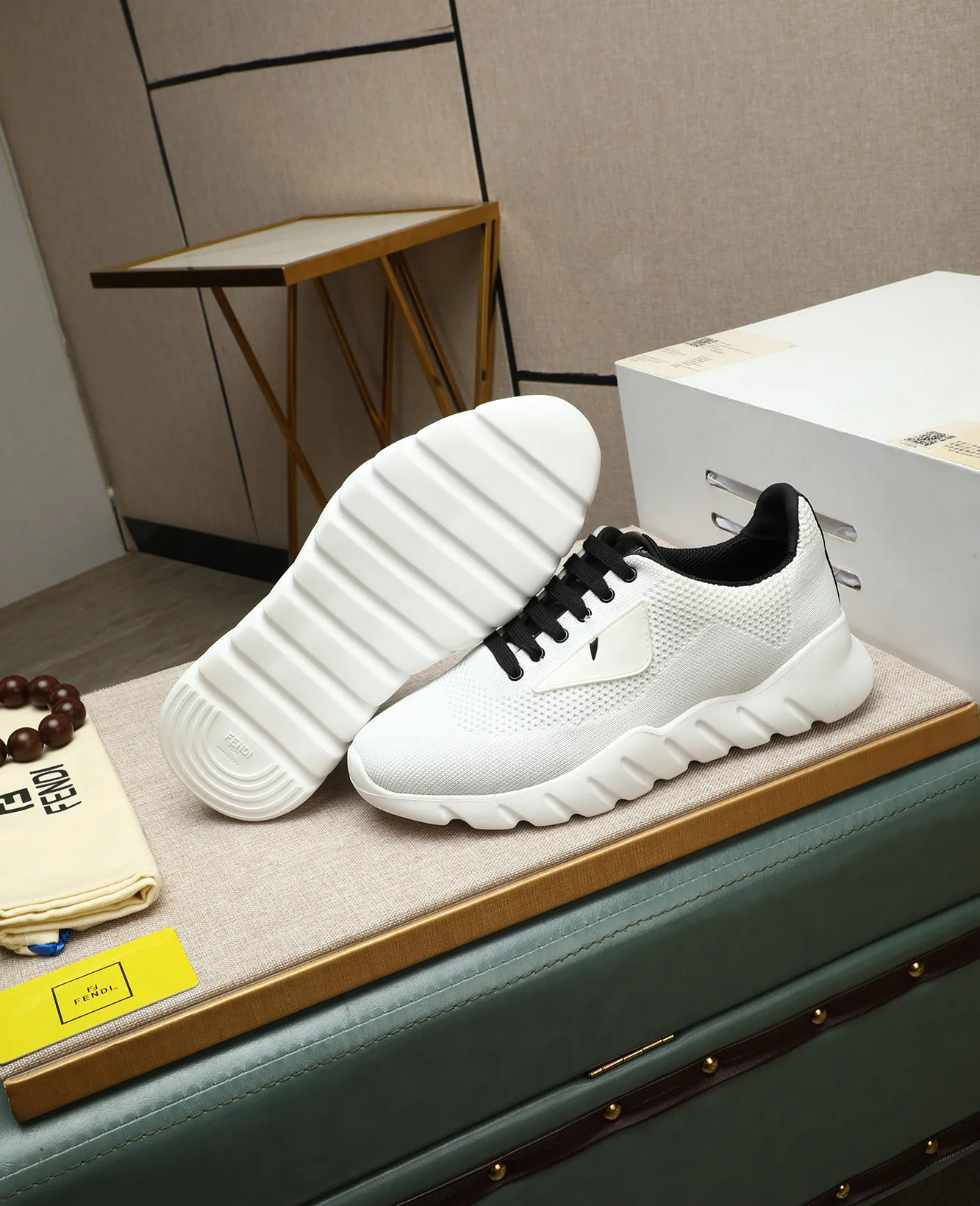Men's Men's Shoes 💰680 Fendi Fendi's latest Tag series of men's casual mesh sports running shoes, originally purchased and developed, this Tag sports shoe is a one-leg sneaker, made of black high-tech mesh material with gray neoprene details. Oversized FENDI lettering on the side and translucent rubber details. Light and flexible rubber running shoe soles, beautifully packaged at the delivery counter, customized breathable lining, original molded foam rubber outsole, sole thickness: 3.5CM! Size: 39-44 (customized at 38.45.46)